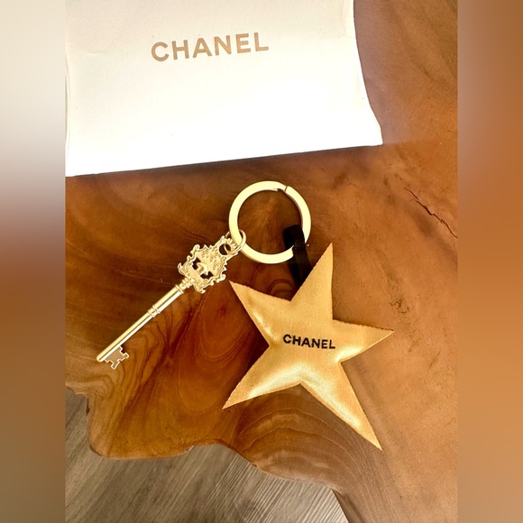 Chanel Beaute NEW w Box Gold Star Keychain Skeleton Key Ornate Bag Charm GWP - Picture 2 of 5